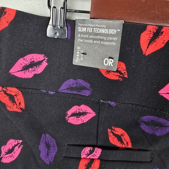 TORRID‎ High Rise Pixie Pants Kiss Lips All Over Print Black Red Women Plus Sz L - Picture 7 of 15